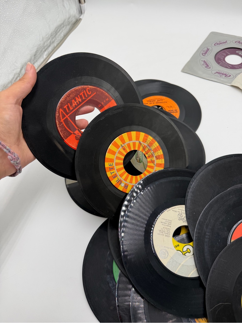 Lot Of 60 Vintage 45 RPM Vinyl Records Mixed Artists Crafts Decor AS-IS Untested - Picture 4 of 5